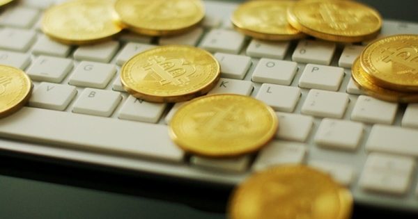 金色比特币高清背景大洋岛精选视频素材 Golden Bitcoins on Keyboard
