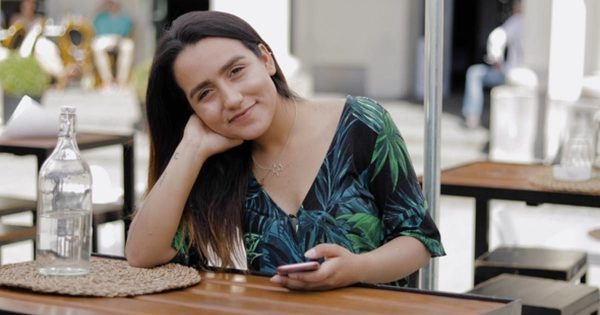 美女餐馆自拍视频高清大洋岛精选视频素材 Relaxed Confident Young Woman at a Restaurant