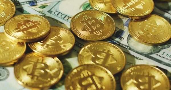 比特币金币&美钞高清背景大洋岛精选视频素材 Glimmering Golden Coins with Bitcoin Symbol