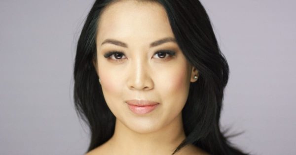 护肤保养主题背景大洋岛精选视频素材 Pretty Brunette Woman with Little Smile缩略图 护肤保养主题背景大洋岛精选视频素材 Pretty Brunette Woman with Little Smile