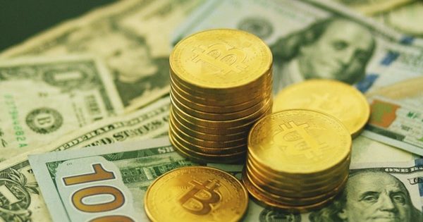 比特币金币&钞票主题高清背景视频1 Bright Stack of Shiny Bitcoins