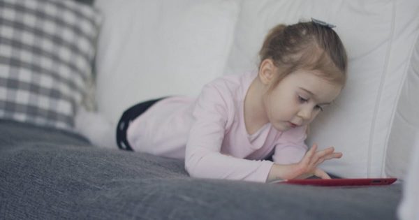 女童沙发使用平板电脑大洋岛精选视频素材 Chilling Little Girl Surfing Tablet on Couch缩略图 女童沙发使用平板电脑大洋岛精选视频素材 Chilling Little Girl Surfing Tablet on Couch