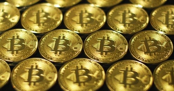 金光闪闪的比特币高清背景大洋岛精选视频素材 Golden Glimmering Bitcoins in Arrangement