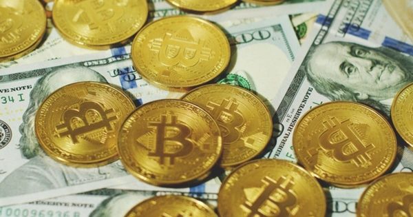 比特币金币&钞票主题高清背景视频2 Glowing Bitcoins with New Banknotes