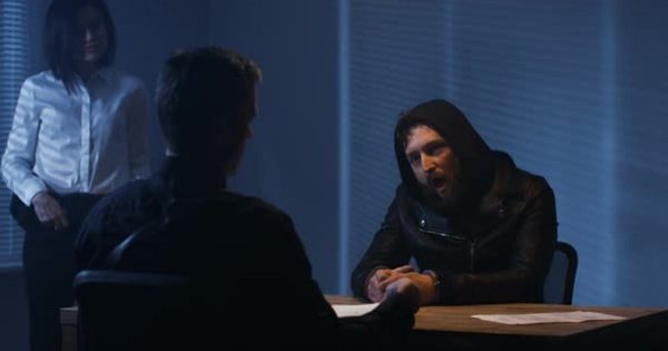 调查人员刑事讯问罪犯场景大洋岛精选视频素材 Investigators Interrogating a Criminal