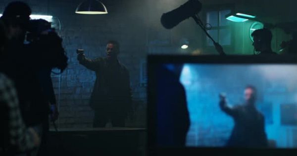战斗电影拍摄场景大洋岛精选视频素材 Young Movie Actors Doing Fight Scene in a Movie