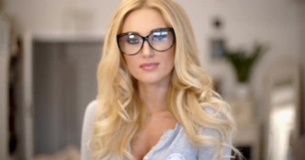 性感戴眼镜金发美女大洋岛精选视频素材 Serious Attractive Blond Woman Wearing Glasses 1