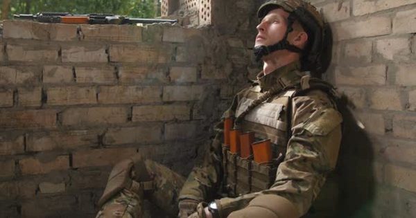 现代战争片拍摄场景士兵吸烟大洋岛精选视频素材 Special Force Marine Smoking Cigarette After Combat