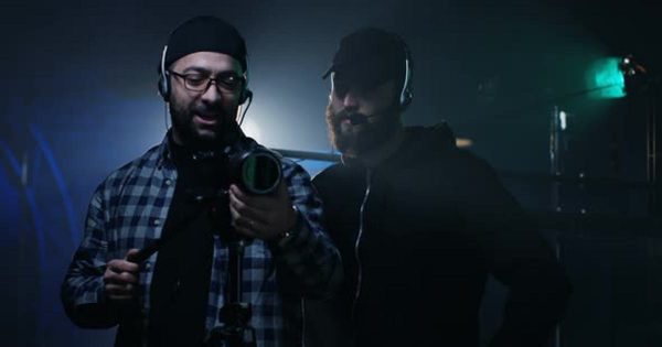 摄制组设备调试场景大洋岛精选视频素材 Filmmakers Setting Photo Camera on Stage