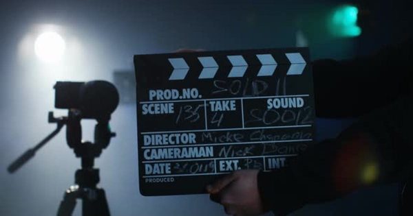 电视电影拍摄制作开始场景大洋岛精选视频素材 Production Crew Cueing the Team To Start Camera Roll