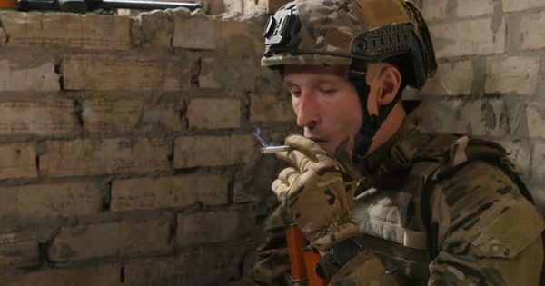 现代战争片拍摄场景士兵吸烟大洋岛精选视频素材 Tired Army Soldier Relieving Stress with Cigarette