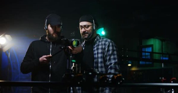 拍摄现场导演指导场景大洋岛精选视频素材 Young Directors Shooting a Scene