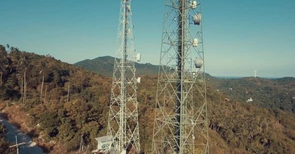 5G移动通讯信号塔大洋岛精选视频素材 Aerial Of Antenna Telecommunication Tower