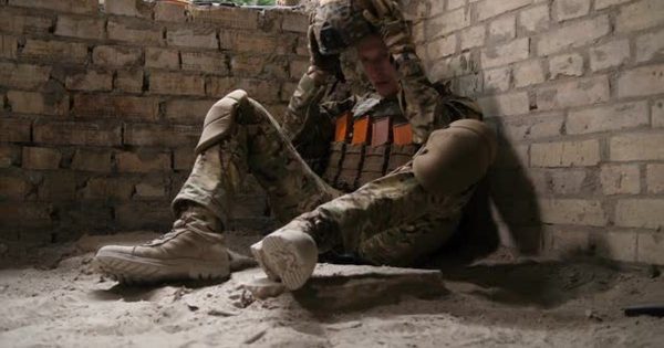 现代战争片拍摄场景疲惫士兵大洋岛精选视频素材 Tired After Battle Army Soldier Sitting on Ground