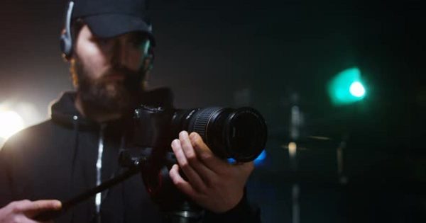 拍摄现场摄制场景大洋岛精选视频素材 Young Cameraman Shooting a Scene