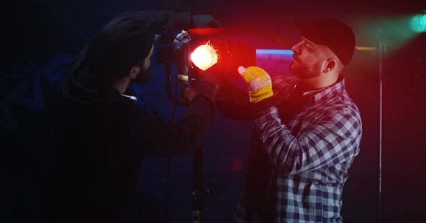 电影摄制组调试灯光场景大洋岛精选视频素材 Film Crew Using a Fresnel Lamp