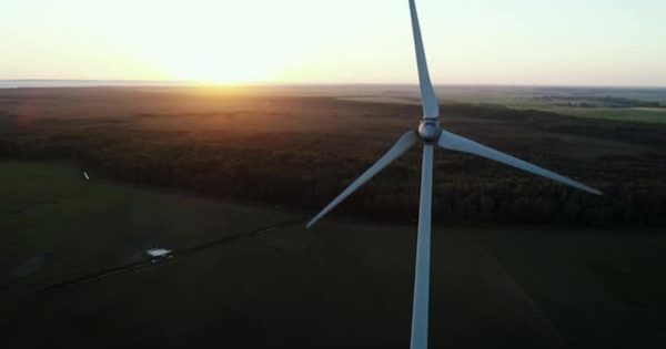 绿色能源风力发电风车大洋岛精选视频素材 Renewable Wind Power Windmill At Sunset