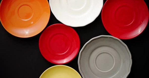 彩色空盘子&碟子黑色大洋岛精选背景视频素材 Colorful Empty Plates and Saucers Over Black Background.