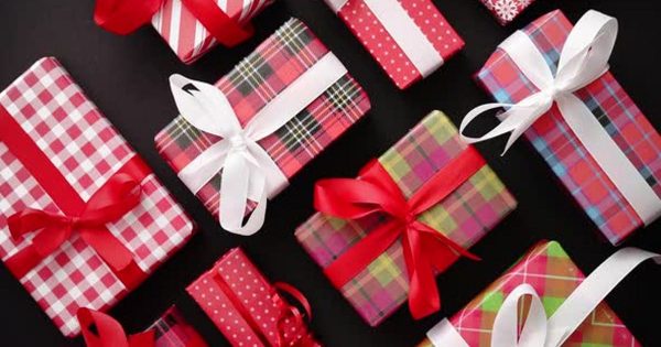 圣诞礼物俯视图圣诞节主题黑色大洋岛精选背景视频素材 Top View of Wrapped Christmas Presents Laid on the Black Background