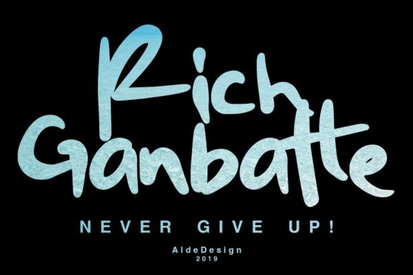 平面设计英文画笔手写字体蚂蚁素材精选下载 Rich Ganbatte – Logotype Font