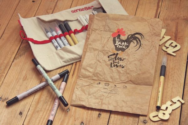 皱褶纸张素描作品预览样机蚂蚁素材精选 Crumpled Paper Vertical Sketch