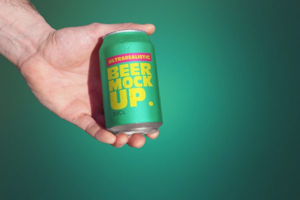 手持啤酒易拉罐外观设计效果图蚂蚁素材精选 Clean Hand Beer Can Mockup