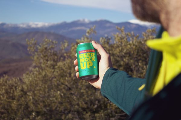 户外背景啤酒易拉罐外观效果图第一素材精选 Perspective Beer Can Mockup