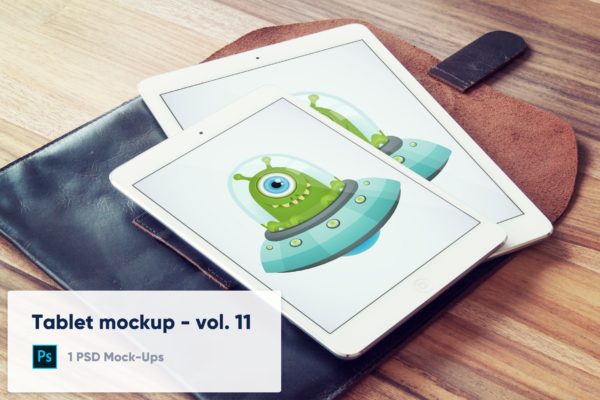 大小iPad平板电脑叠放状态屏幕演示蚂蚁素材精选样机模板 Tablets on Leather Case on Wooden Desk Mockup