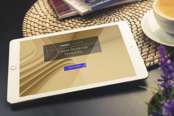 实景桌面上的平板电脑屏幕演示蚂蚁素材精选样机 Tablet Mockup / Real Environment