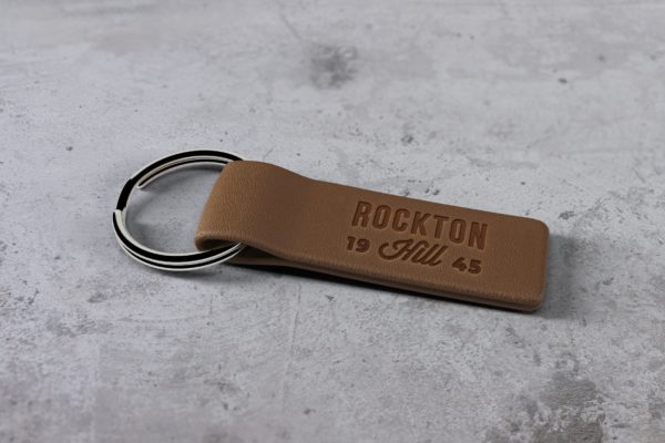 皮革钥匙链/钥匙扣Logo设计效果图蚂蚁素材精选 Leather Keychain Logo Mockup