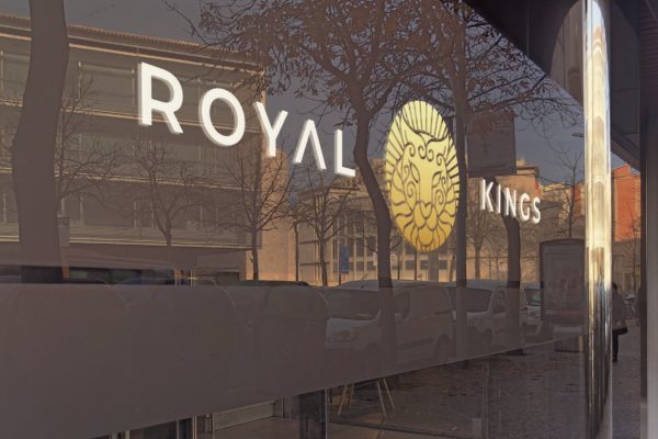 玻璃外墙Logo徽标全景展示效果图样机蚂蚁素材精选 Panoramic Glass Logo Mockup