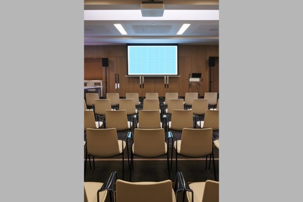 会议室电视/投影屏幕样机第一素材精选模板v2 Conference_Room_Screen-VERT-Mockup