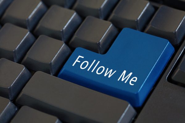 跟随我键盘配图素材 Word ‘Follow Me’ on enter keyboard – social media concept